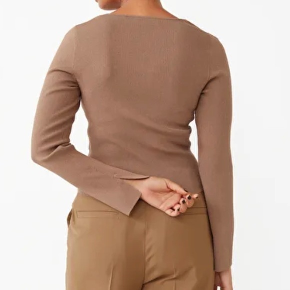 🔥DESIGNED IN LOS ANGELES Fitted Top🫶 - Picture 2 of 8